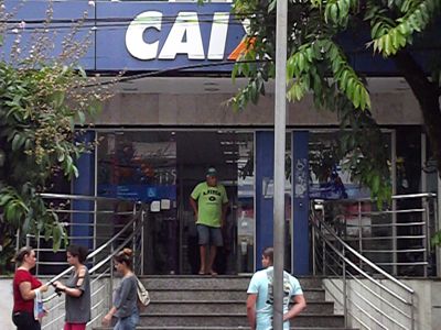 Alvo do Governo agora é a CAIXA, reduzindo seu quadro de funcionários em 10 mil – 100 agências podem ser fechadas